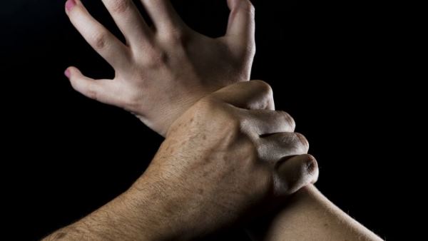 बच्चों ने नहीं पहनी है कोई यूनिफॉर्म