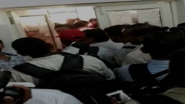 पत्रकारों को कमरे में बंद किया गया