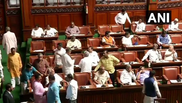 कर्नाटक के मामले में क्या कहता है एंटी डिफेक्शन लॉ