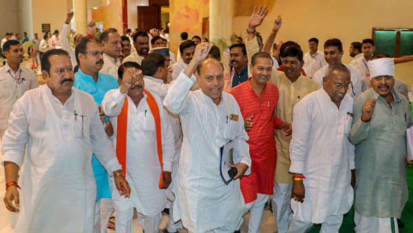 बागियों पर कार्रवाई को लेकर चुप है पार्टी