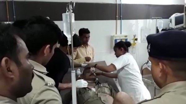 पिस्टल लेकर भागने लगा युवक पिस्टल लेकर भागने लगा युवक