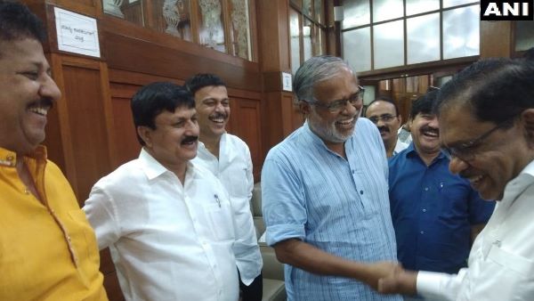 कर्नाटक में सियासी हंगामे के बीच दिखा बदला नजारा