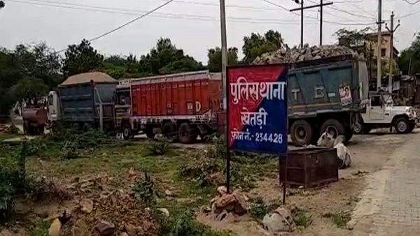 ग्रामीणों के सहयोग से निकलवाया बाहर