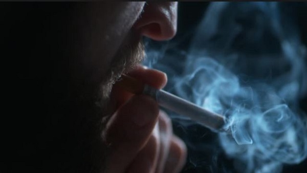 सिगरेट पीते-पीते कमरे में सो गया