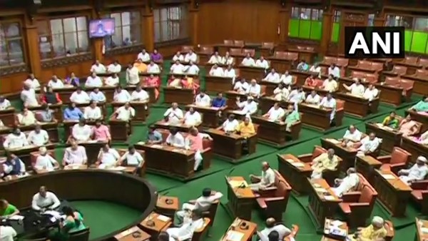 सदस्यों को खड़ा कर हुई गिनती