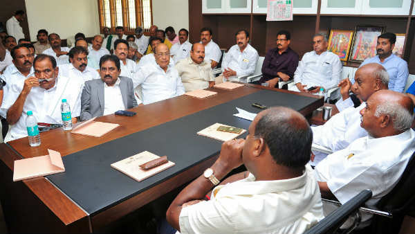 सरकार बचाने के लिए बैकचैनल कोशिशें युद्धस्तर पर