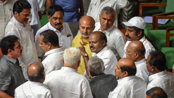 दोनों खेमों में बैठकों की दौड़