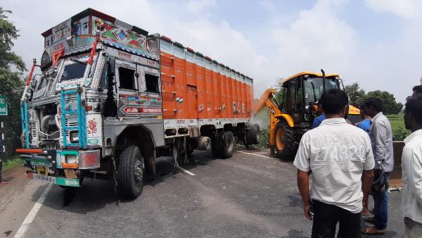 हादसे में चाची और मौसी की मौत