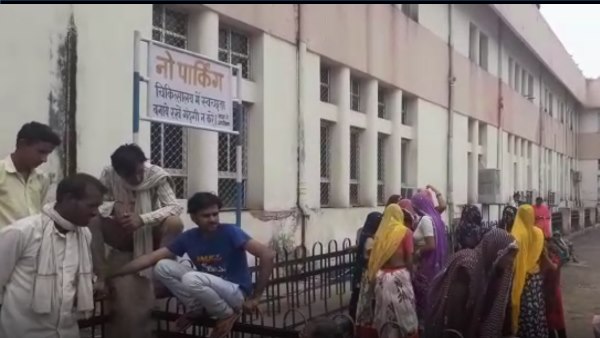 पूजा स्थल पर गीत गातीं रहीं महिलाएं