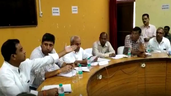 Minister Sukhram Vishnoi Angry on Chief conservator of forests In Dhoplur Meeting Minister Sukhram Vishnoi Angry on Chief conservator of forests In Dhoplur Meeting