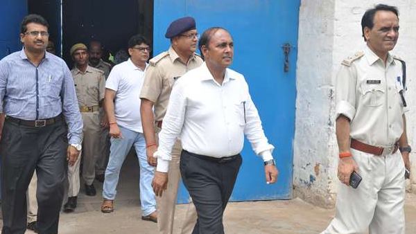 ​बंदी के पास मिली सिंदूर की डिब्बी, बैडमिंटन
