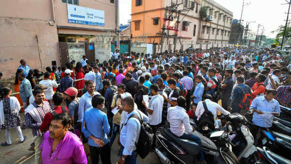 आर्थिक रूप से गरीबों को उम्र सीमा में भी मिल सकती है राहत