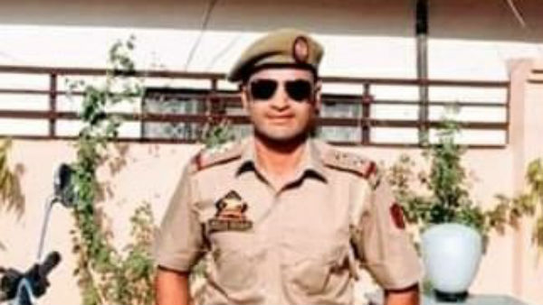 वेटर के अलावा कार धोने का भी काम 