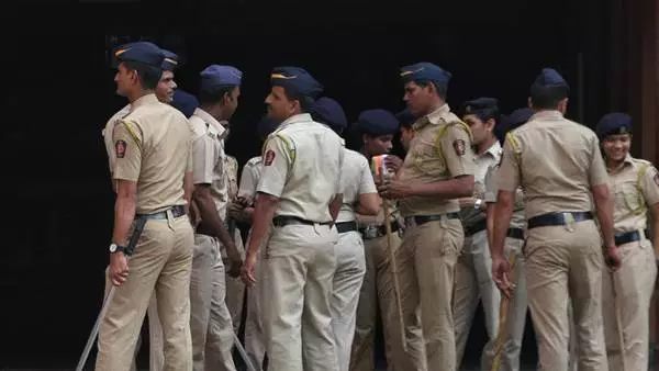 जमकर हुई नारेबारी, पूर्व सांसद सावित्री बाई फुले भी शामिल