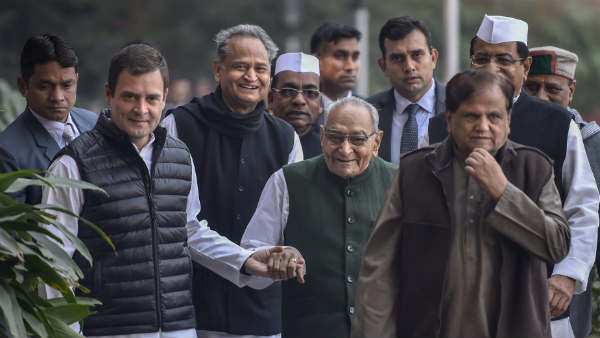 मोतीलाल वोरा का नाम सबसे आगे मोतीलाल वोरा का नाम सबसे आगे