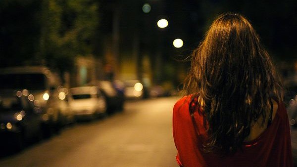 देर रात ऑफिस से निकलकर हॉस्‍टल जा रही थी युवती