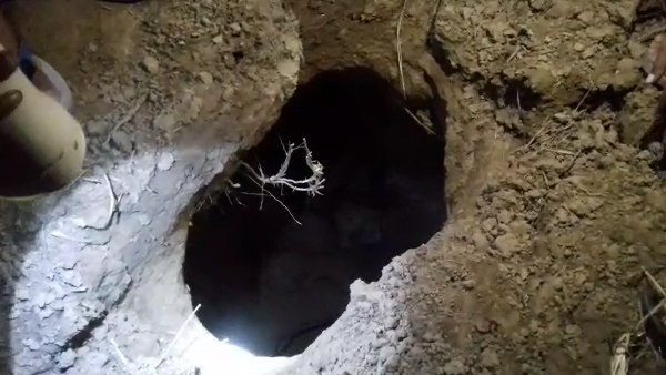 आसमान से एक नीले रंग की रोशनी दिखाई पड़ी