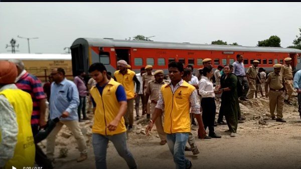 बोगी को ट्रेन से हटाया, दूर किया खड़ा बोगी को ट्रेन से हटाया, दूर किया खड़ा