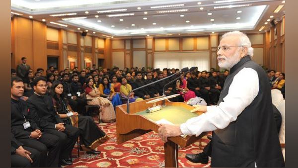 मोदी के पास लगी गुजराती आईएएस अफसरों की लाइन