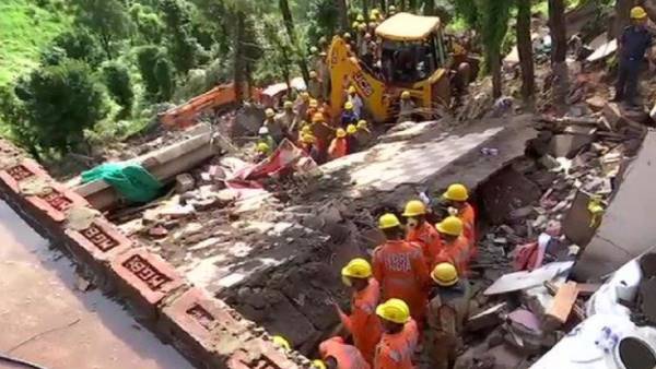 छुट्टी के दिन लंच करने के लिए होटल पहुंचे हुए थे जवान