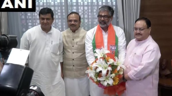 बीजेपी में शामिल होने के बाद जेपी नड्डा से मिले नीरज शेखर