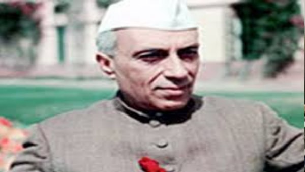 नेहरू ने हाथ हिलाकर किया अभिवादन
