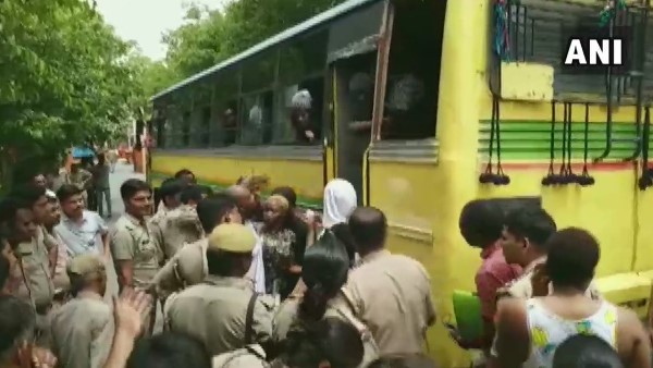 वीजा खत्म होने के बाद भी रह रहे थे इंडिया में