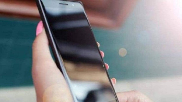 महिला ने पति के फोन में अश्लील मैसेज देख थे