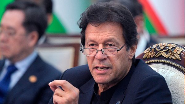 इमरान खान लगातार मांग रहे हैं कर्ज