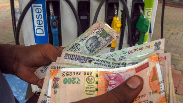 बजट के बाद पेट्रोल-डीजल दोनों में भारी बढ़ोत्तरी बजट के बाद पेट्रोल-डीजल दोनों में भारी बढ़ोत्तरी