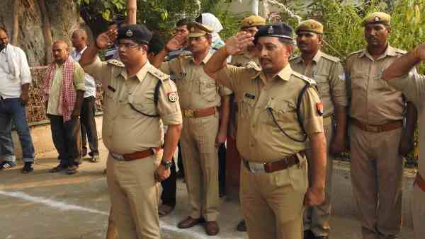चाय की दुकान में घुसा ट्रक