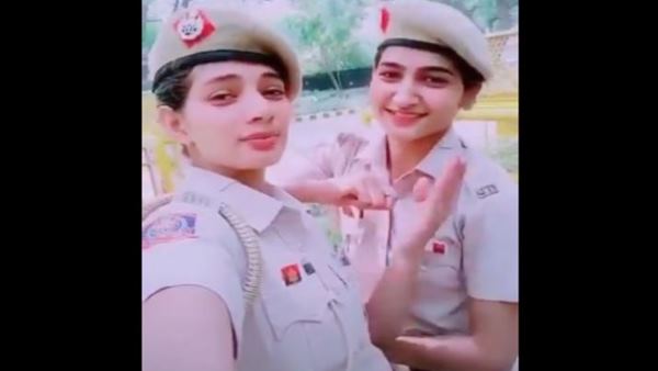 काम पर तौनात है दोनों पुलिसकर्मी काम पर तौनात है दोनों पुलिसकर्मी