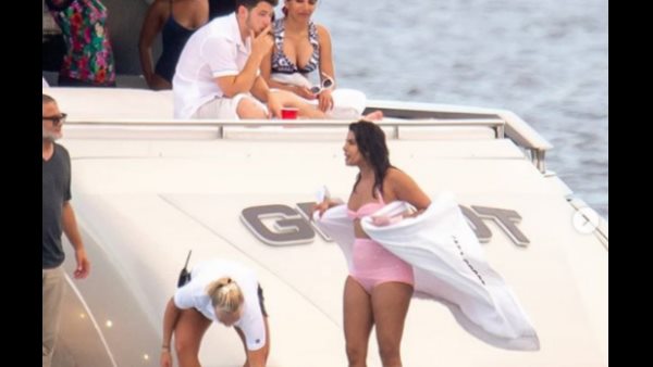  याट से प्रियंका की बिकनी पिक वायरल