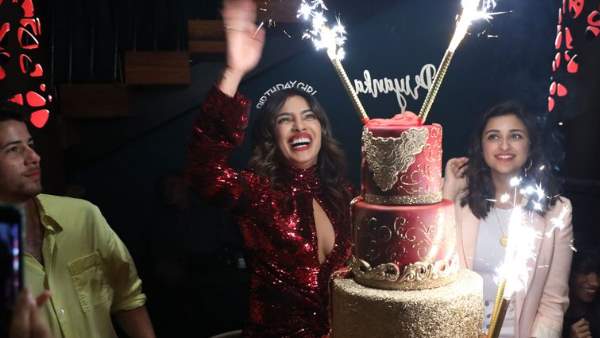  केक पर गोल्ड की कोटिंग