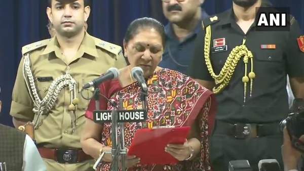 संविधान लागू होने के बाद आनंदीबेन पटेल यूपी की महिला राज्यपाल 