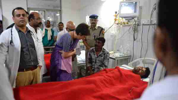 मृतकों के परिजनों से मिलने वाराणसी पहुंची प्रियंका मृतकों के परिजनों से मिलने वाराणसी पहुंची प्रियंका