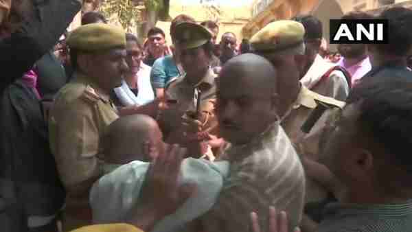 15 पीड़ित परिवारों को नहीं मिलने दिया