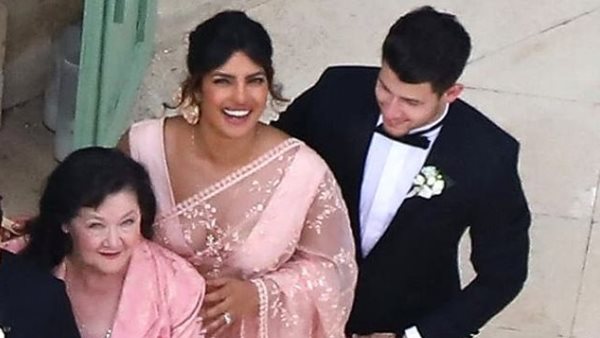 निक के परिवार के साथ साड़ी में दिखीं प्रियंका निक के परिवार के साथ साड़ी में दिखीं प्रियंका