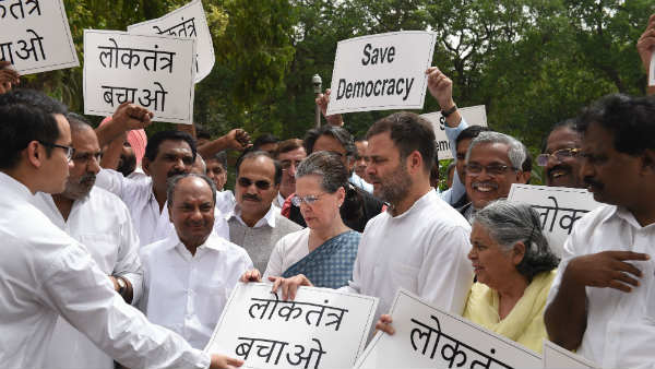 राहुल तो 'मजे' ले रहे हैं, तो पार्टी को बचाएगा कौन?