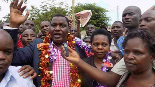 पत्‍नी के साथ पहुंचे गवली के घर 