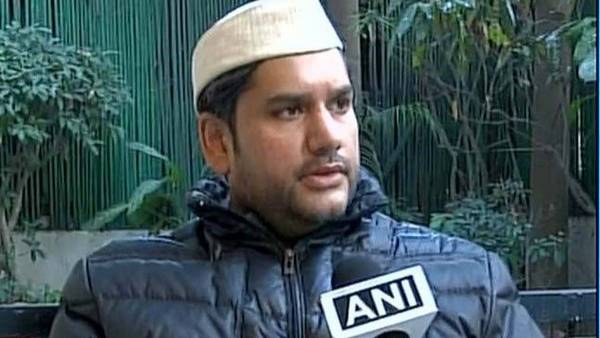 गवाहों में रोहित की मां का नाम भी शामिल