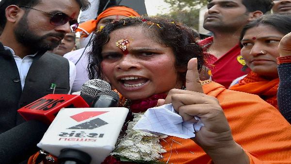 साध्वी प्राची ने कुरान बांटने पर क्या कहा