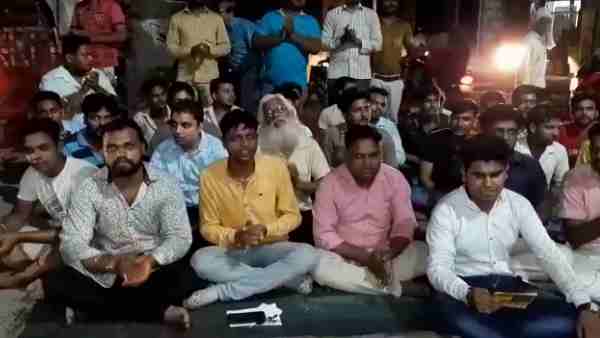 hanuman chalisa on road in protest of namaz hanuman chalisa on road in protest of namaz
