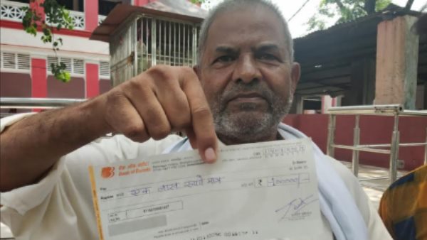 रुपए लाख रुपए का चेक लेकर पहुंचे कलेक्ट्रेट