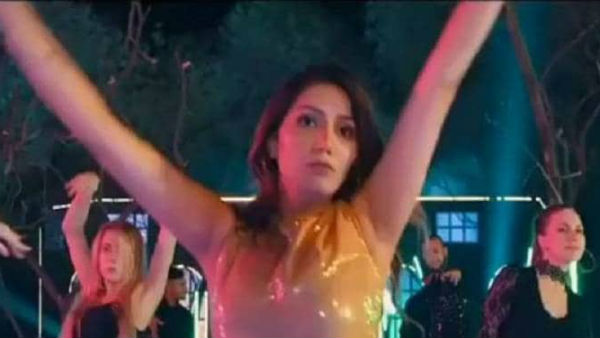  भड़के यूजर्स ने कहा-कपड़े तो ढंग के पहनो 