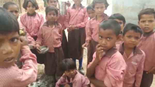 students of primary school were forced to wash utensils