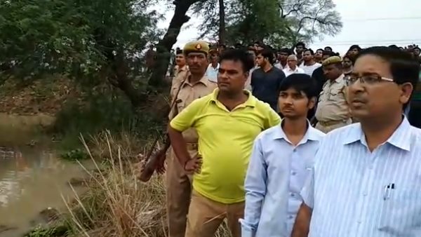 दोस्त को बचाने के लिए पानी में लगाई छलांग