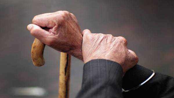 बुजुर्ग महिला बिस्तर पर, फिर भी करते हैं डिमांड बुजुर्ग महिला बिस्तर पर, फिर भी करते हैं डिमांड