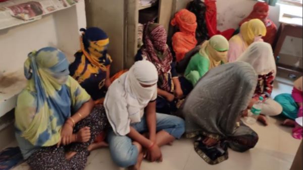 आधा दर्जन ठिकानों पर मारा छापा आधा दर्जन ठिकानों पर मारा छापा