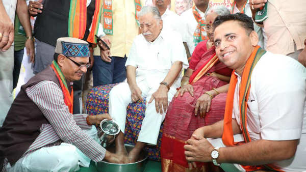 Former MP CM Shivraj Singh Chouhan washes the feet of Jan Sangh workers Former MP CM Shivraj Singh Chouhan washes the feet of Jan Sangh workers
